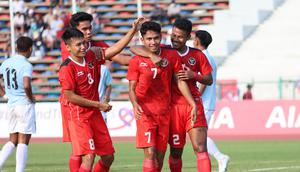 Selebrasi para pemain Timnas Indonesia U-22 setelah mencetak gol pertama ke gawang Myanmar melalui Marselino Ferdinan (kedua kanan) pada laga kedua Grup A SEA Games 2023 di Olympic Stadium, Phnom Penh, Kamboja, Kamis (4/5/2023). (Bola.com/Abdul Aziz)