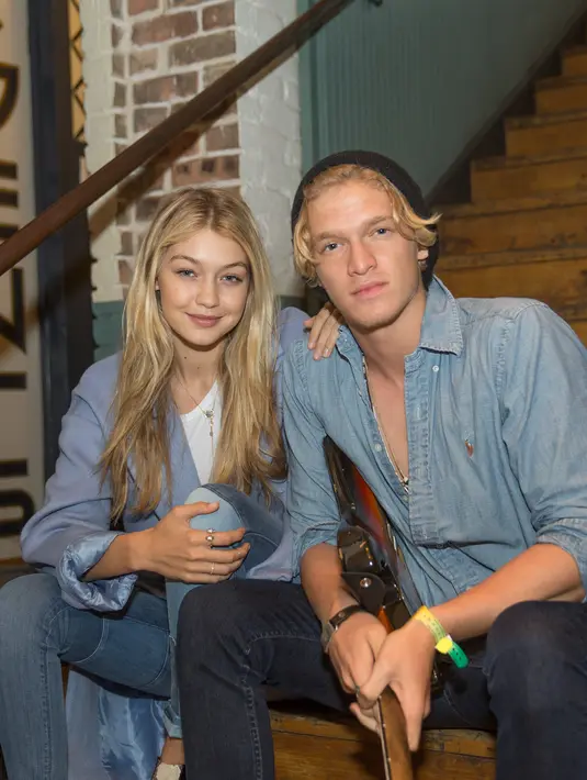 Hubungan asmara yang dijalin oleh Cody Simpson-Gigi Hadid memang telah lama kandas. Bahkan, kabar kedekatan mereka pun sudah usang termakan waktu. Kini, keduanya lebih memilih menjadi teman baik. (AFP/Bintang.com)