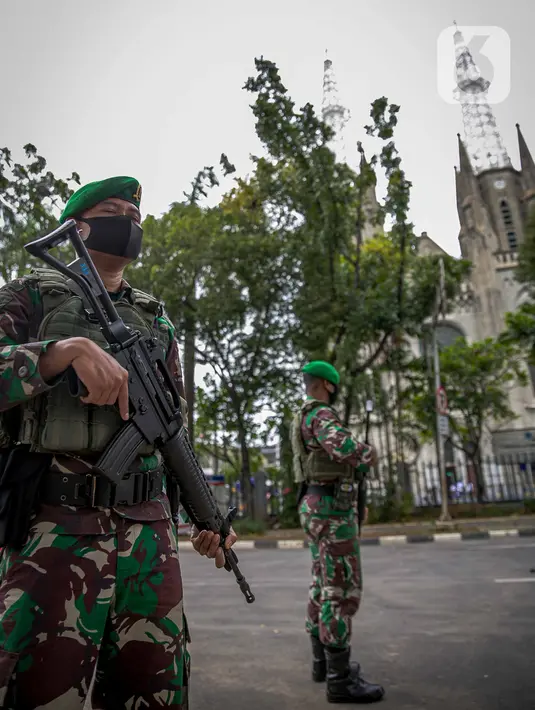 Anggota TNI bersenjata lengkap melakukan penjagaan di sekitar Gereja Katedral, Jakarta, Kamis (1/4/2021). Sebanyak 150 personel gabungan TNI, Polri dan Satpol PP melakukan pengamanan jelang rangkaian perayaan Hari Paskah di gereja tersebut. (Liputan6.com/Faizal Fanani)