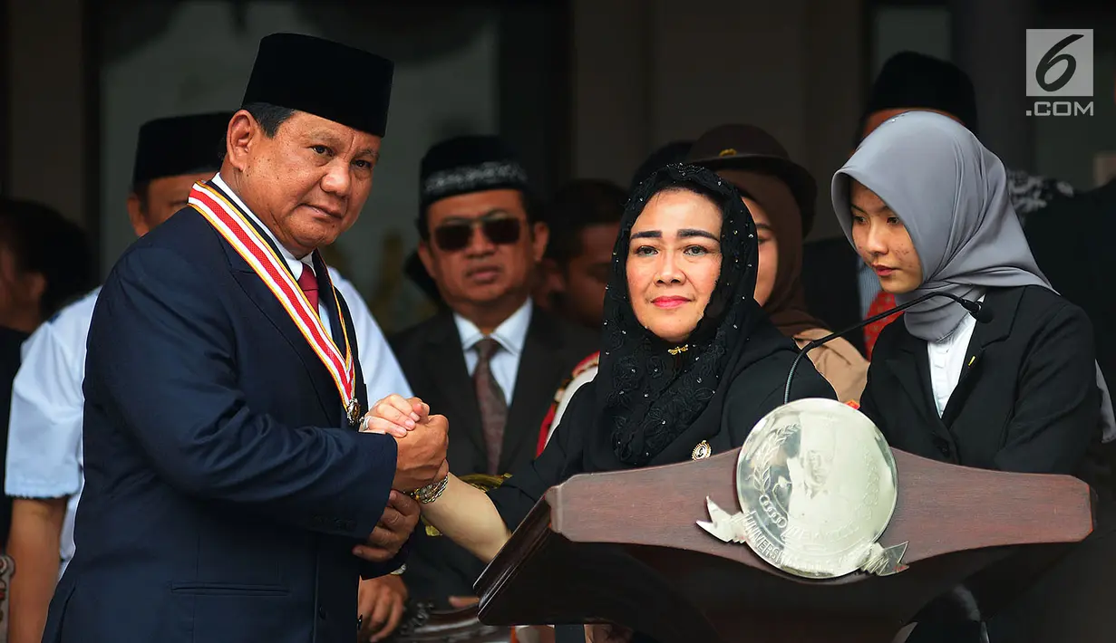 Ketua Yayasan Pendidikan Bung Karno Rachmawati Soekarnoputri berjabat tangan dengan Bakal Capres Prabowo Subianto usai mengikuti Upacara Peringatan Detik-detik Proklamasi Kemerdekaan ke-73 di UBK, Jakarta, Jumat (17/8). (merdeka.com/imam buhori)