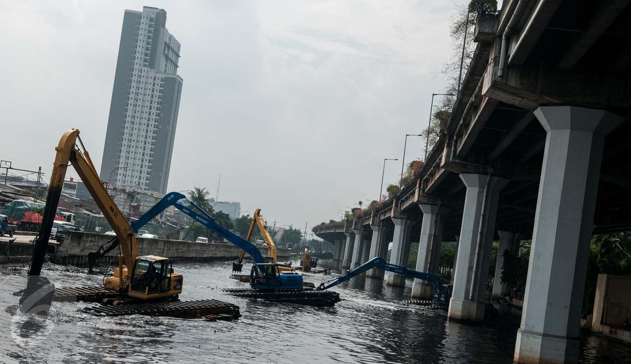 Eskavator amphibi dioperasikan untuk mengeruk lumpur yang mengendap di Kali Ancol, Jakarta, Rabu (11/1). (Liputan6.com/Gempur M Surya)