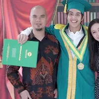 Potret kebahagiaan mantan pasangan suami istri Ahmad Dhani dan Maia Estianty. Keduanya kembali berpose bersama usai kelulusan putra keduanya, El. Mereka bertiga terlihat begitu bahagia. (Instagram/maiaestiantyreal)