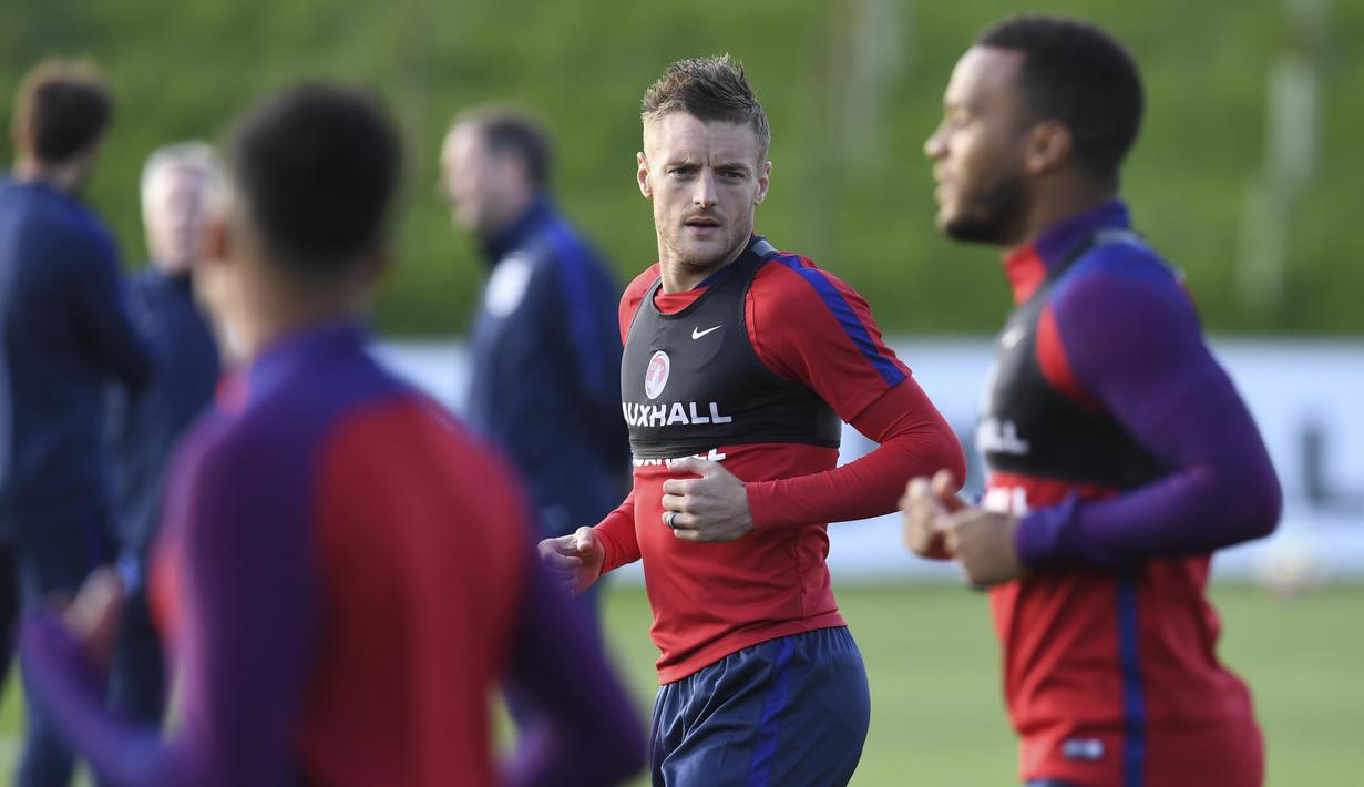 Jamie Vardy terlihat seirusberlatih pada sesi latihan persiapan melawan Malta di St George's Park,  Burton-upon-Trent, (4/10/2016). AFP/Paul Ellis)