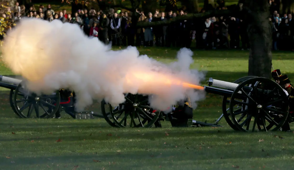 Anggota Raja Pasukan Royal Horse menembakkan meriam untuk merayakan ulang tahun Pangeran Charles di Green Park, London, Rabu (14/11). Tembakan salvo sebanyak 41 kali tersebut menandai hari ulang tahun Pangeran Charles yang ke-70. (AP/Tim Ireland)
