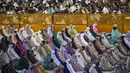 Suasana khidmat begitu terasa di Masjid Al Akbar, Surabaya, Jawa Timur, saat umat muslim berkumpul untuk menunaikan salat tarawih perdana di bulan suci Ramadhan 1447 Hijriah, Rabu 18 Februari 2026. Tampak dalam foto, umat Muslim saat melaksanakan salat Tarawih perdana di bulan suci Ramadan 1447 Hijriah di Masjid Al Akbar, Surabaya, Jawa Timur, pada Rabu 18 Februari 2026. (JUNI KRISWANTO/AFP)