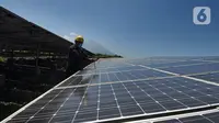 Pekerja merawat solar cell di Pembangkit Listrik Tenga Surya (PLTS) 1 MWp, Bangli, Bali, Selasa (31/8/2021). Selain menjual listrik ke PLN, PLTS 1 MWp ini juga mengembangkan sistem pertanian hidroponik dengan sumber listrik dari tenaga surya. (merdeka.com/Arie Basuki)