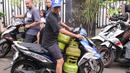 Untuk membeli elpiji 3 kg, masyarakat perlu menunjukkan Nomor Induk Kependudukan (NIK) atau Kartu Tanda Penduduk (KTP). (Magang/Liputan6.com/Muhammad Rizal)