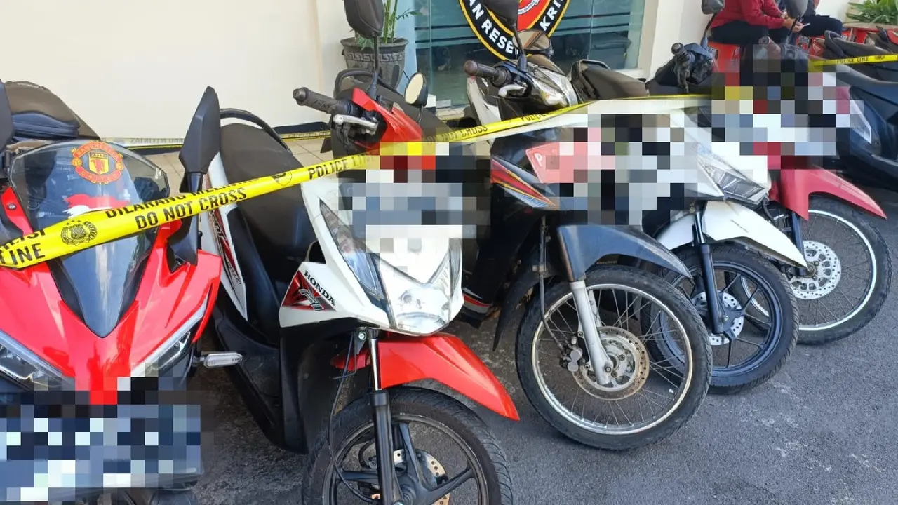 Sejumlah barang bukti motor milik pejudi sabung ayam diamankan polisi. (Istimewa)