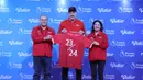 <p>Kiper legendaris Manchester United, Peter Schmeichel (tengah), didampingi Managing Director Vidio, Monika Rudijono (kanan), dan CFO Vidio William Djumadi, berpose disela-sela konferensi pers pengumuman pemegang hak siar Premier League 2023/2024 di Indonesia oleh Vidio.com di SCTV Tower, Jakarta, Jumat (4/8/2023). (Bola.com/M Iqbal Ichsan)</p>