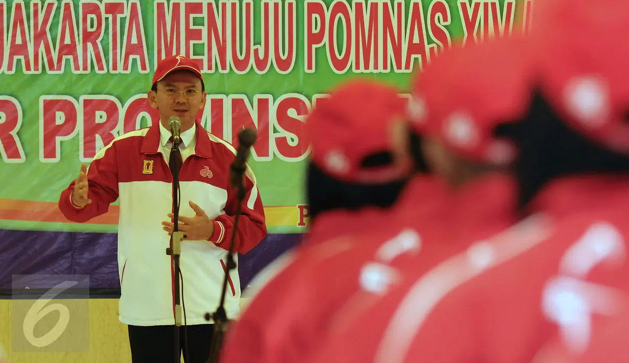 Gubernur DKI Jakarta, Basuki T Purnama memberikan pesan pada mahasiswa DKI Jakarta yang akan  berlomba di Pomnas XIV/Aceh di Balai Agung Jakarta, Selasa (10/11/2015). Jakarta menerjunkan 310 atlit berikut official. (Liputan6.com/Helmi Fithriansyah)  