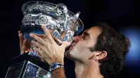 Petenis Swiss, Roger Federer, mencium trofi Norman Brookes Challenge Cup setelah menjuarai Australia Terbuka 2017, Minggu (29/1/2017). (Bola.com/Twitter/AustralianOpen)
