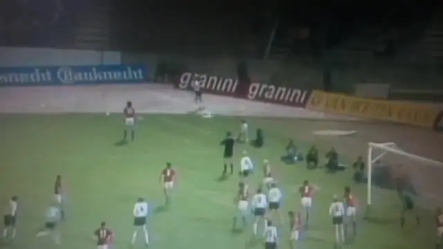 Video highlights piala Eropa 1976 antara Cekoslovakia melawan Jerman Barat yang berakhir skor 2-2. Cekoslovakia menang 5-3 lewat adu penalti.
