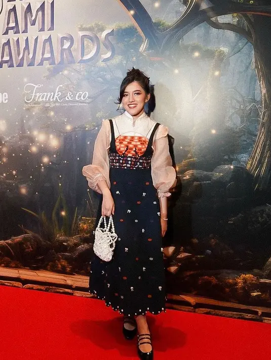 Ify Alyssa tampil dengan gaya layering mengenakan busana warna hitam dan Studio Jeje. Sambil membawa mini bag mutiara putih dan flat shoes hitam. [@ifyalyssa]