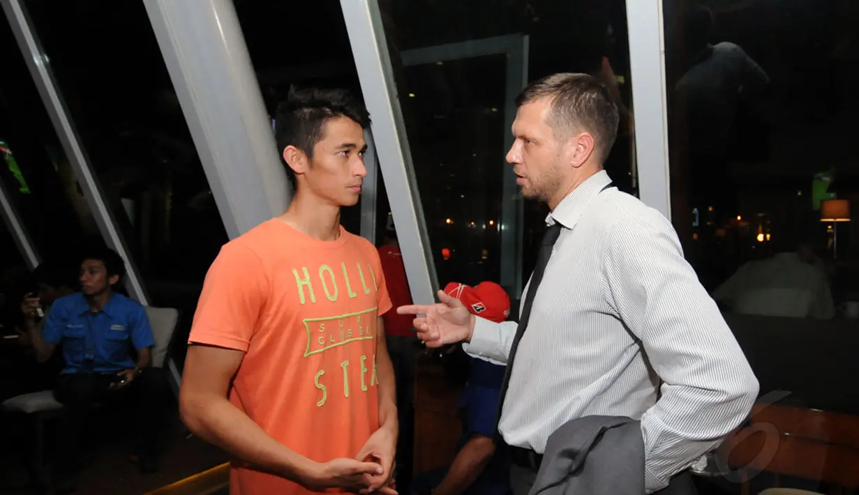Gavin Kwan Adsit (kiri) berbincang dengan Scott Cooper usai jumpa pers perkenalan pelatih baru klub Mitra Kukar di Jakarta, (11/12/2014). (Liputan6.com/Helmi Fithriansyah)