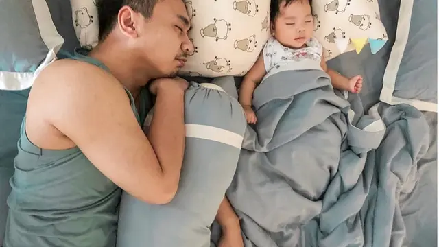 Momen Raditya Dika Saat Tidur Bersama Anaknya, Hot Daddy Banget