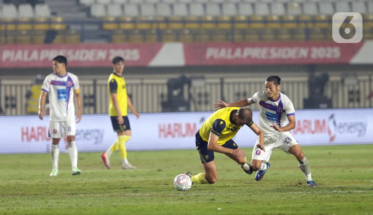 Oxford unggul lebih dulu pada menit ke-10. Keunggulan Oxford dicetak penyerang andalannya Mark Harris. (Liputan6.com/Helmi Fithriansyah)