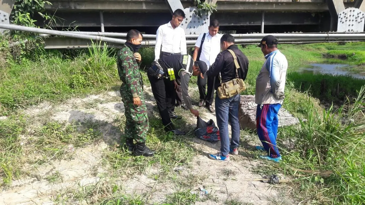 Jenazah Bayi Laki-Laki Terbungkus Kafan di Tumpukan Sampah