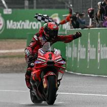 Pecco Bagnaia saat menang balapan MotoGP Thailand di Sirkuit Buriram hari Minggu (27/10/2024). (Lillian SUWANRUMPHA / AFP)