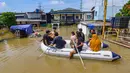 Hingga Selasa (8/7/2025) jelang sore hari, banjir yang menggenangi kawasan RT 02/06, Kelurahan Petir, Kota Tangerang, Banten, belum kunjung surut. (merdeka.com/Arie Basuki)
