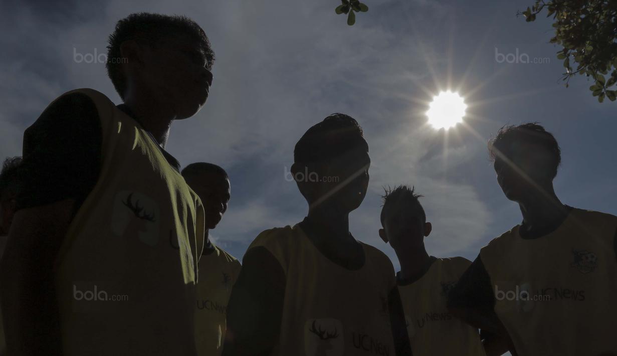 Pemain SSB Tulehu Putra mendengarkan instruksi sebelum melawan SSB Masariku pada Liga Remaja UC News di Lapangan Masariku Yonif 733, Ambon, Selasa (28/11/2017). SSB Tulehu Putra menang 2-2 (4-2) atas SSB Masariku. (Bola.com/Peksi Cahyo)