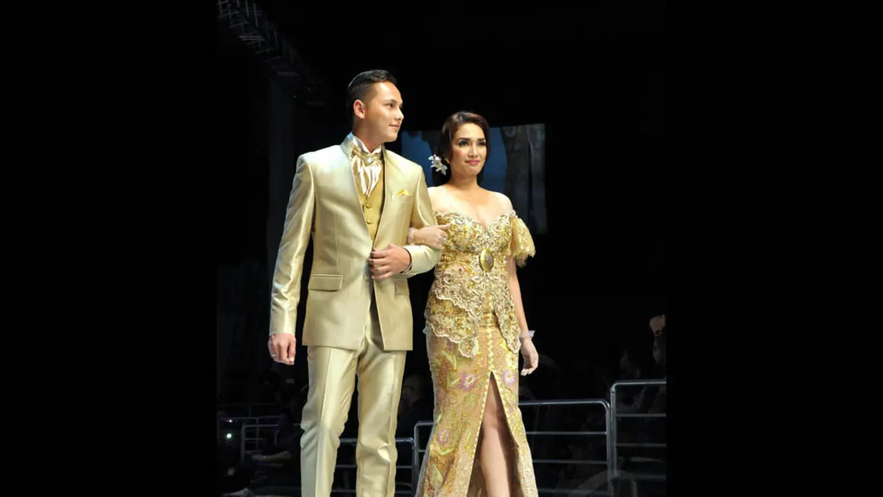 12 Pasangan Seleb Ini Tampil Romantis di Atas <i>Catwalk</i>