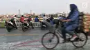 Warga memarkirkan sepeda motor di trotoar Danau Sunter, Jakarta, Senin (22/7/2019). Tidak adanya fasilitas parkir di kawasan tersebut menyebabkan pengunjung Danau Sunter memarkirkan sepeda motor mereka di sepanjang trotoar sehingga mengganggu akses pejalan kaki. (merdeka.com/Iqbal Nugroho)