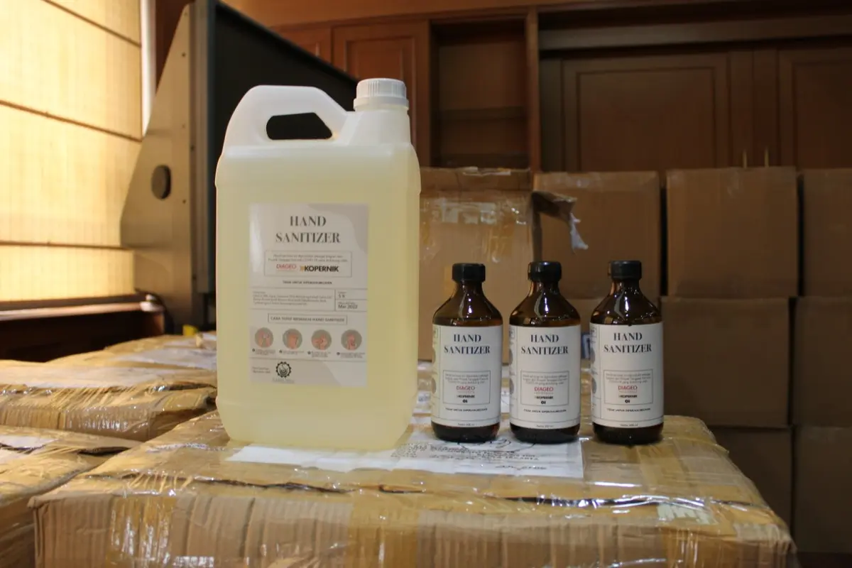 Diageo Indonesia bekerja sama dengan pemangku kepentingan terkait memproduksi dan mendistribusikan hand sanitizer di Jakarta dan Bali.