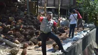 Berdiri di Dua Titik Batas Negara