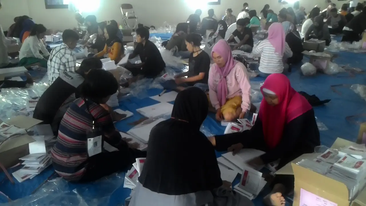 Proses pelipatan surat suara yang dilakukan panitia pelipatan KPUD Garut