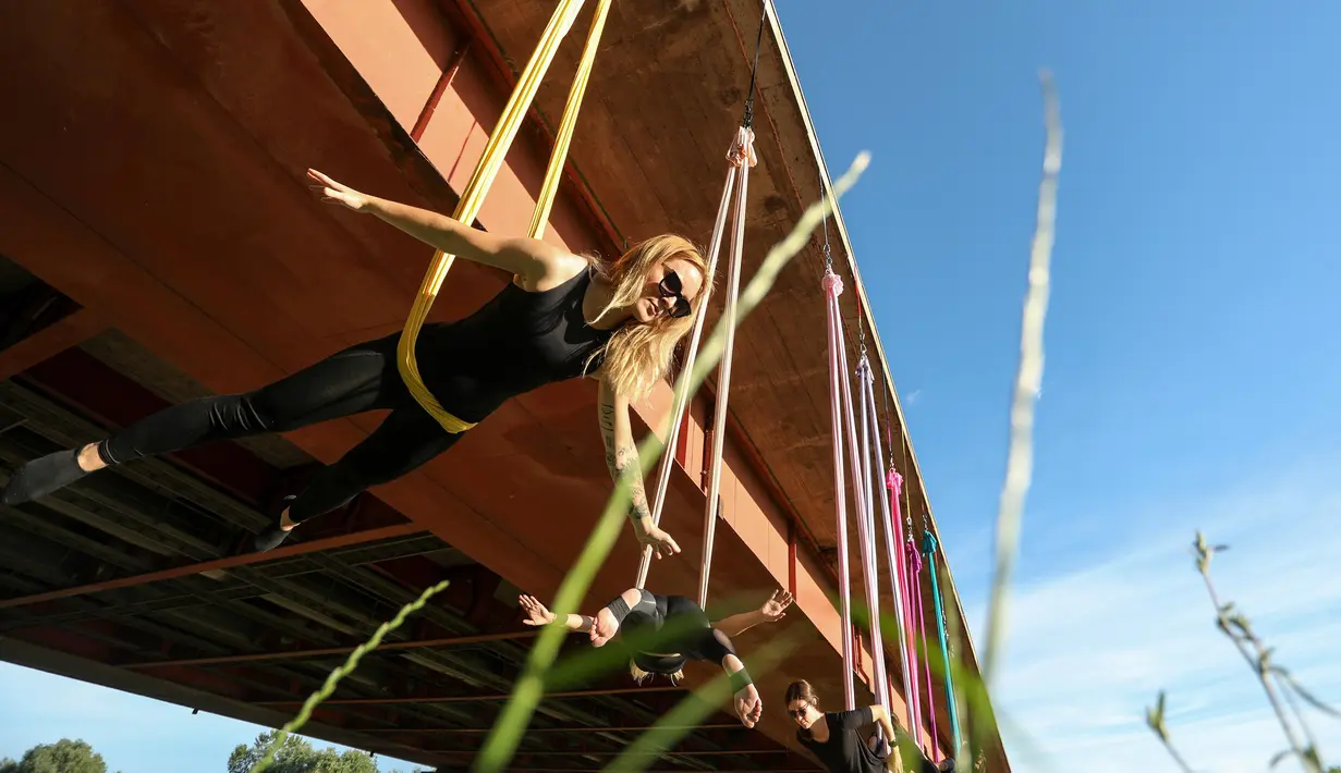 Anggota Teater Sirkus Triko menampilkan tarian hammock di udara dengan menggantung dari Jembatan Mladost di atas Sungai Sava, Zagreb, Kroasia, 11 Juni 2020. (Xinhua/Pixsell/Borna Filic)
