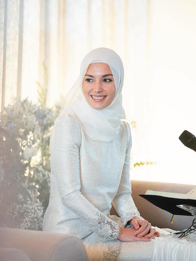 6 Potret Anisha Isa Gelar Pengajian Jelang Menikah dengan Pangeran Abdul Mateen