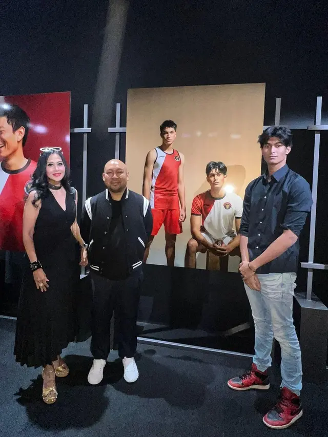 5 Potret Anak Maudy Koesnaedi dan Diah Permatasari Jadi Model Jersey Timnas Indonesia