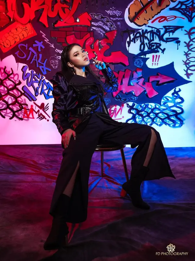 Potret Anneth Delliecia pacar Betrand Peto Putra Onsu dalam balutan outfit hitam (Foto: Instagram anneth.dlc)