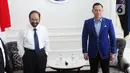 Ketua Umum Partai Nasdem Surya Paloh (kiri) menerima Ketua Umum Partai Demokrat Agus Harimurti Yudhoyono atau AHY (kanan) di Kantor DPP Nasdem, Jakarta, Kamis (23/6/2022). Pertemuan keduanya untuk melakukan komunikasi dalam rangka penjajakan koalisi menjelang Pemilu 2024. (Liputan6.com/Angga Yuniar)