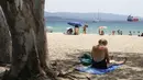 Suasana di pantai Ricanto di Ajaccio, di pulau Corsica, Mediterania Prancis, (1/8). Suhu udara di Corsica telah mencapai 40 C (104 F). Akibat suhu yang panas, warga Prancis mengabiskan waktunya dipantai. (AFP Photo/Pascal Pochard Casabianca)