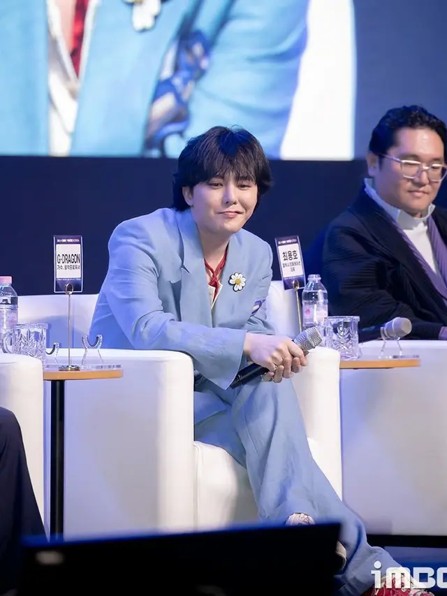 Gaya Playful G-Dragon dengan Blue Suit dan Sepatu Merah saat Terima Sertifikat Profesor