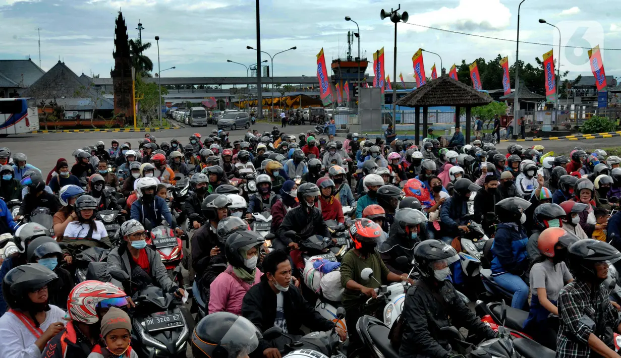 <p>Pemudik bermotor menuju kota-kota di Pulau jawa antri memasuki kapal penyeberangan di pelabuhan Gilimanuk, Bali, Sabtu (30/4/2022). H-2 Idul Fitri 1443 H, ribuan pemudik meninggalkan Pulau Bali untuk merayakan lebaran di kampu ng halaman. (merdeka.com/Arie Basuki)</p>