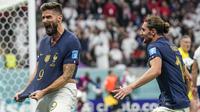 Pemain Timnas Prancis, Olivier Giroud (kiri) melakukan selebrasi usai mencetak gol kedua Prancis ke gawang Timnas Inggris dalam laga babak perempatfinal Piala Dunia 2022 di Al Bayt Stadium, Al Khor, Qatar, Minggu (11/12/2022) dini hari WIB. (AP/Christophe Ena)