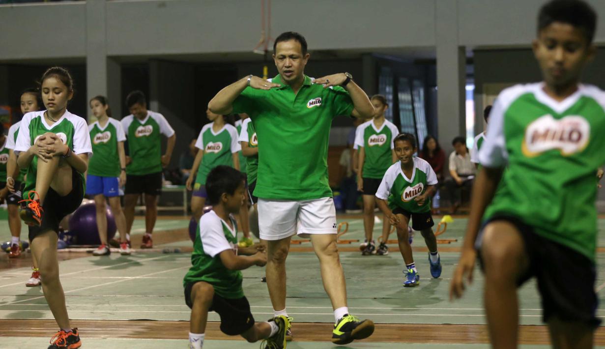 Sebanyak 36 siswa  MILO School Competition 2015, mendapatkan pelatihan fisik Pelatih Timnas, Rexy Mainaky di Gedung Pelatnas PBSI, Cipayung, Rabu (25/11/2015). (Bola.com/Nicklas Hanoatubun)