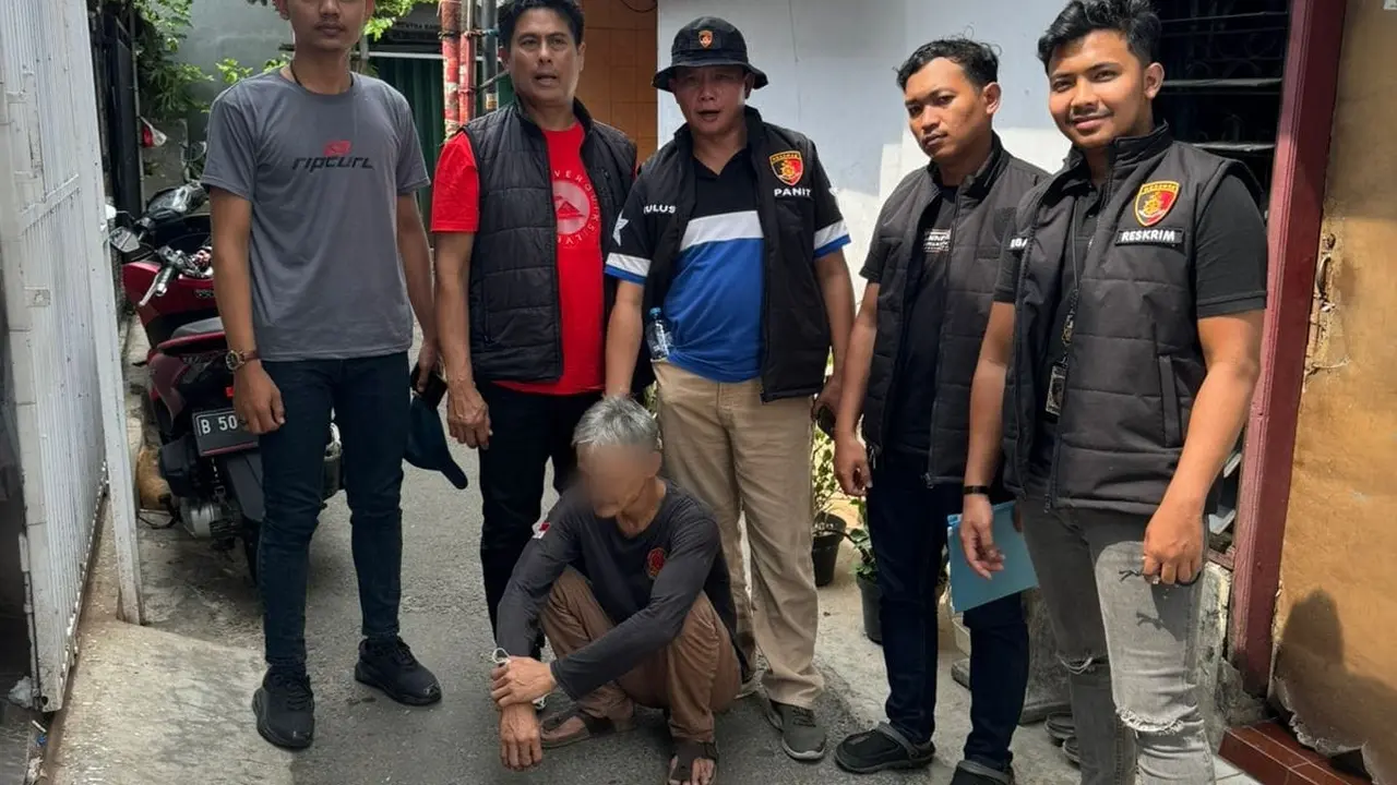 Pengepul rongsokan dianiaya gegara menolak memberikan uang ke seorang preman. Polisi turun tangan menangkap pelaku.