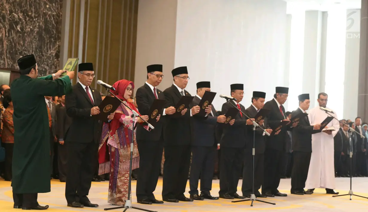 Anggota Komisioner Otoritas Jasa Keuangan yang baru disumpah saat pelantikan di Jakarta, Kamis (20/7). Anggota DK OJK periode 2017-2022 tersebut yakni Wimboh Santoso sebagai Ketua DK OJK. (Liputan6.com/Angga Yuniar)