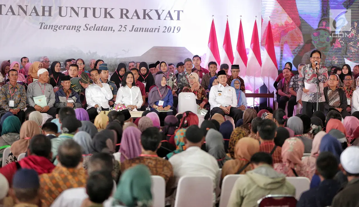Menteri Agraria dan Tata Ruang/Kepala Badan Pertanahan Nasional, Sofyan Djalil memberikan sambutan saat pembagian sertifikat tanah oleh Presiden Jokowi di Pusat Penerbangan Angkatan Darat, Pondok Cabe,  Tangsel, Jumat (25/1). (Liputan6.com/Faizal Fanani)