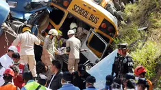 Petugas penyelamat mengevakuasi korban kecelakaan antara sebuah bus dengan truk di pinggiran Ibu Kota Honduras, Tegucigalpa, Minggu (5/2). Akibatnya 16 orang dikabarkan tewas dan 34 lainnya mengalami luka-luka. (AP Photo/Fernando Antonio)