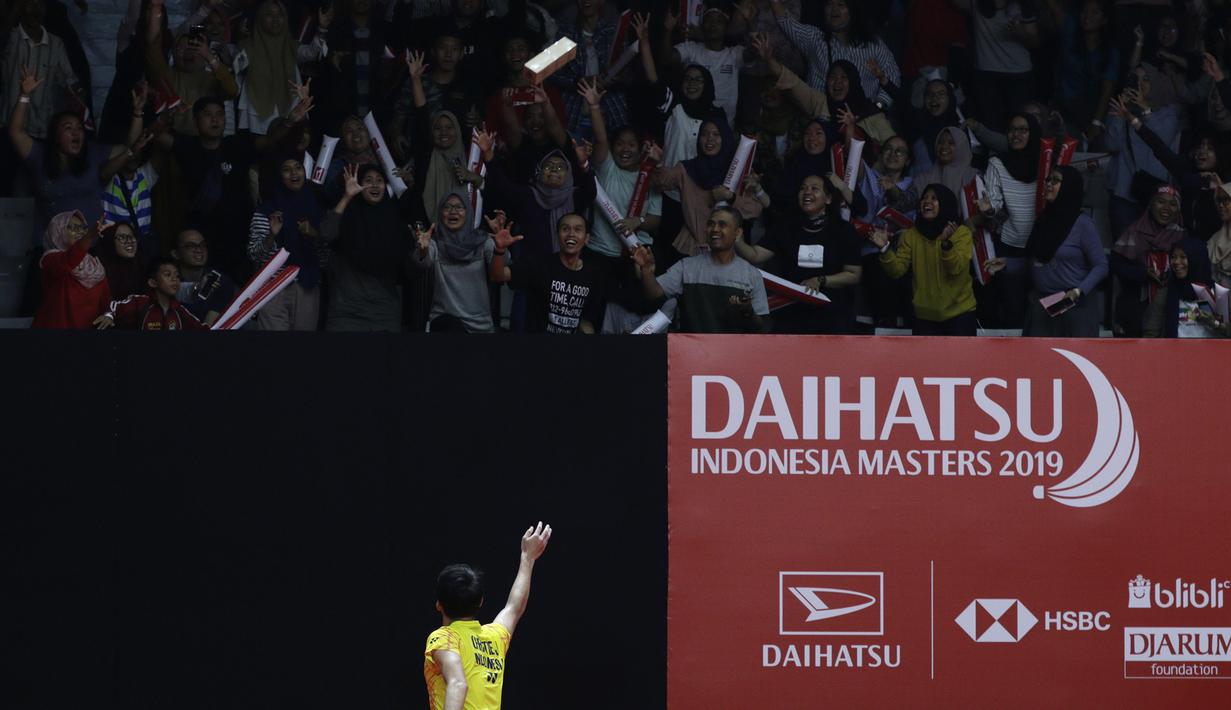 Tunggal putra Indonesia, Jonatan Christie, menyapa supporter usai mengalahkan tunggal India pada Indonesia Masters 2019 di Istora Senayan, Jakarta, Jumat (25/1). Jonatan lolos ke semifinal. (Bola.com/Yoppy Renato)