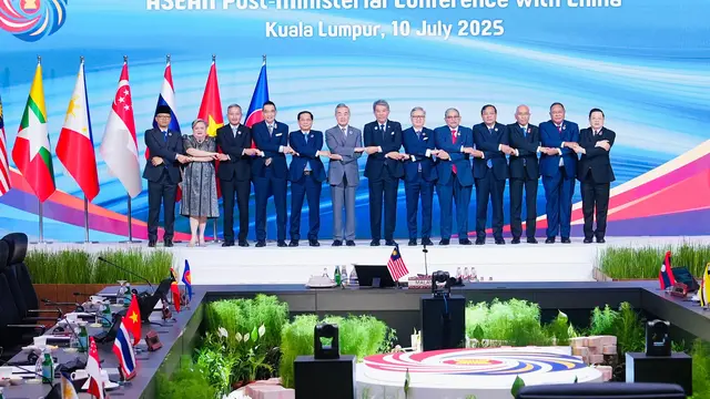 Pertemuan Menteri Luar Negeri ASEAN–RRT di sela-sela rangkaian ASEAN Foreign Ministers’ Meeting/Post-Ministerial Conference (AMM/PMC) ke-58 di Kuala Lumpur, Malaysia, Kamis (10/7/2025). (Dok. Kemlu RI)