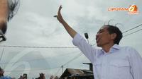 Sabtu (05/04/14) Jokowi tampak bersemangat melambaikan tangan ke arah warga Papua di Pasar Yotefa 