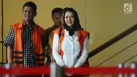 Bupati Kukar nonaktif, Rita Widyasari (kanan) usai menjalani pemeriksaan di gedung KPK Jakarta, Jumat (19/1). Rita diperiksa sebagai tersangka dugaan TPPU senilai Rp 436 miliar terkait izin perkebunan kelapa sawit. (Liputan6.com/Helmi Fithriansyah)