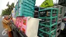 Seorang warga bersiap mengangkut barang miliknya pasca penggusuran di Kampung Pulo, Jakarta, Jumat (21/8/2015). Pemprov DKI Jakarta merelokasi pemukiman padat di bantaran Kali Ciliwung ke Rusunawa Jatinegara. (Liputan6.com/Helmi Fithriansyah)
