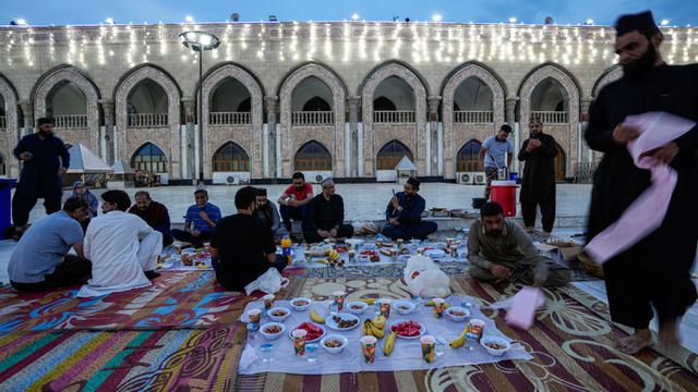 Indahnya Kebersamaan Umat Muslim Irak Buka Puasa Hari Pertama Ramadhan