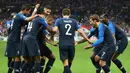 Para pemain Prancis merayakan gol yang dicetak Kylian Mbappe ke gawang Belanda pada laga UEFA Nations League di Stade de France, Paris, Minggu (9/9/2018). Prancis menang 2-1 atas Belanda. (AFP/Anne-Christine Poujoulat)